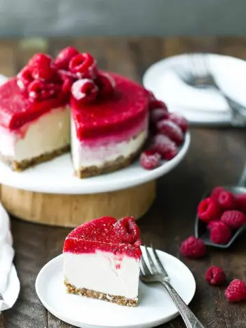 Easy Vegan Raspberry Cheesecake. Raw paleo cheesecake recipe. No bake cashew cheesecake. Best gluten free vegan cheesecake. Raw paleo cheesecake recipe. No bake raspberry cheesecake recipe. Healthy vegan desserts right here.