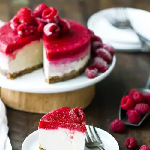 Easy Vegan Raspberry Cheesecake. Raw paleo cheesecake recipe. No bake cashew cheesecake. Best gluten free vegan cheesecake. Raw paleo cheesecake recipe. No bake raspberry cheesecake recipe. Healthy vegan desserts right here.