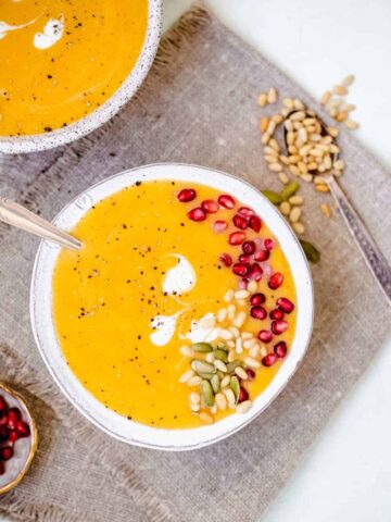 The best vegan and whole30 compliant roasted butternut squash soup recipe. This easy soup recipe is perfect for the whole family and is dairy free and delicious! #Whole30soup #whole30recipes #vegansoup #paleosoup #whole30