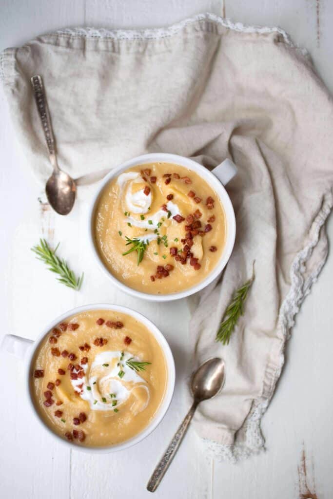 Creamy vegan cauliflower soup