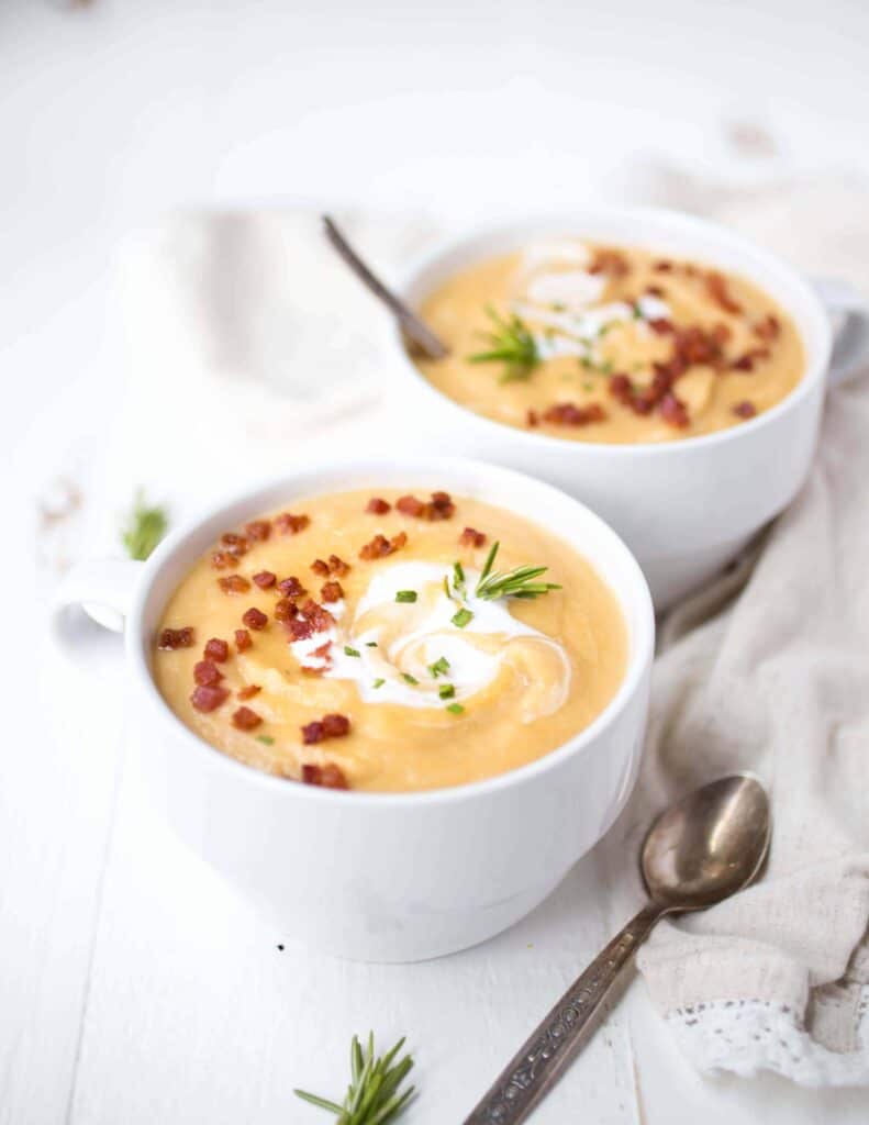 Creamy vegan cauliflower soup