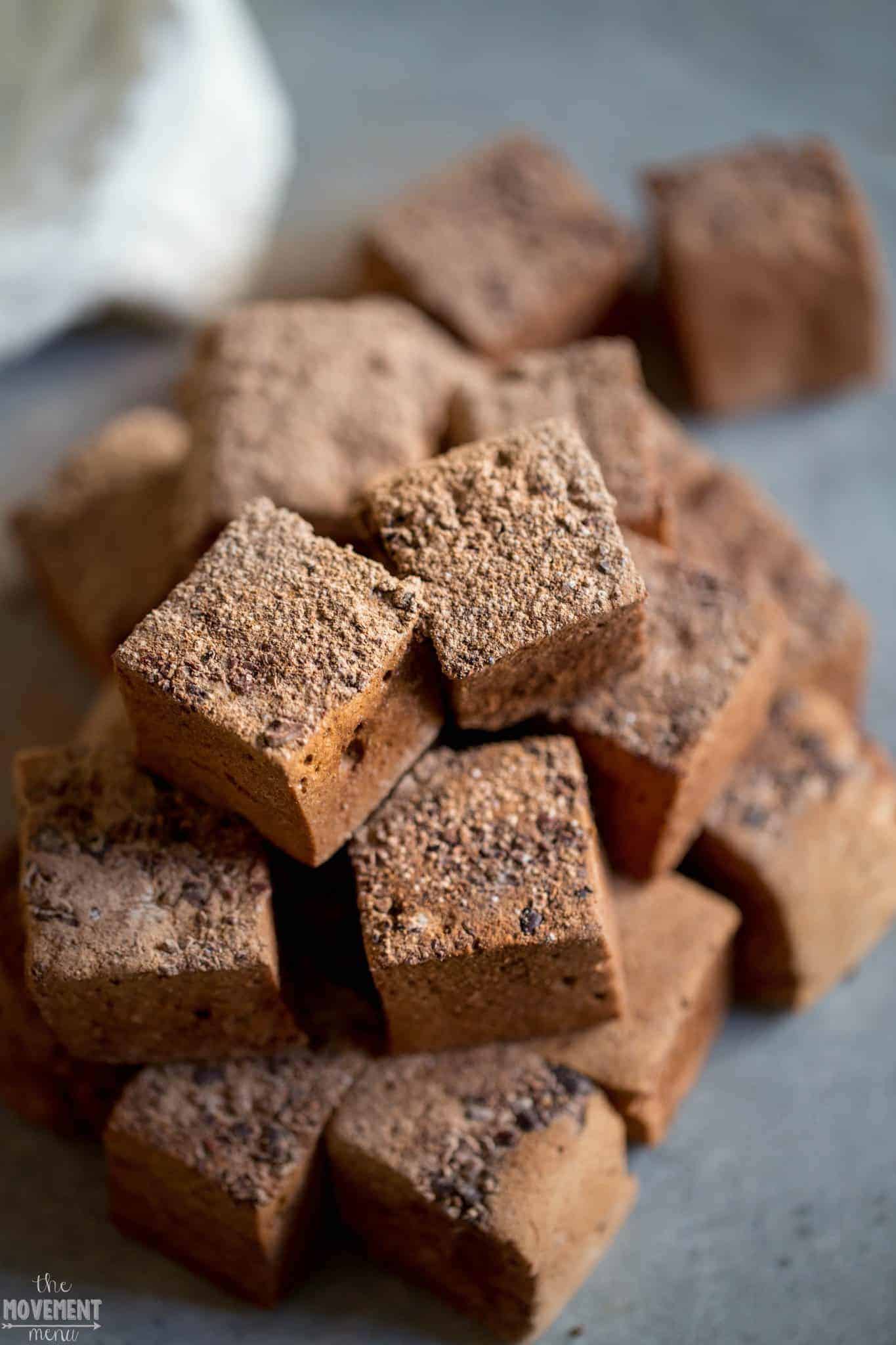 Marshmallows that have been dusted with cacao powder
