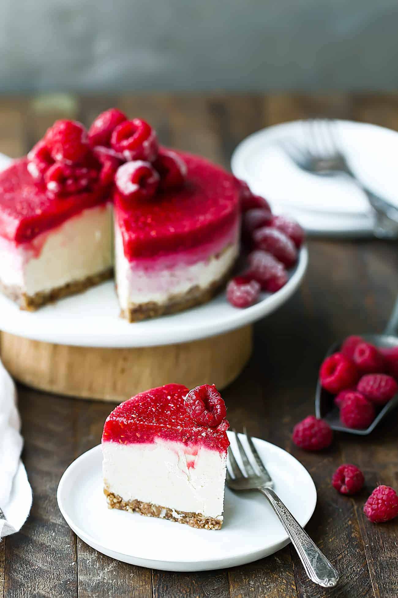 Easy Vegan Raspberry Cheesecake. Raw paleo cheesecake recipe. No bake cashew cheesecake. Best gluten free vegan cheesecake. Raw paleo cheesecake recipe. No bake raspberry cheesecake recipe. Healthy vegan desserts right here.