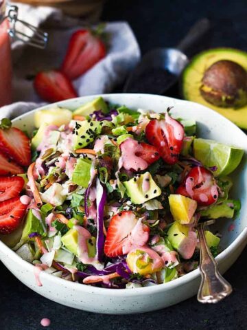 Paleo Strawberry Avocado Salad recipe. EASY PALEO SALAD. Paleo salad recipes. Healthy, homemade paleo salads. Dairy free summer salad. Paleo recipes. Paleo lunch recipes. Easy paleo recipes. Paleo lunch on the go.