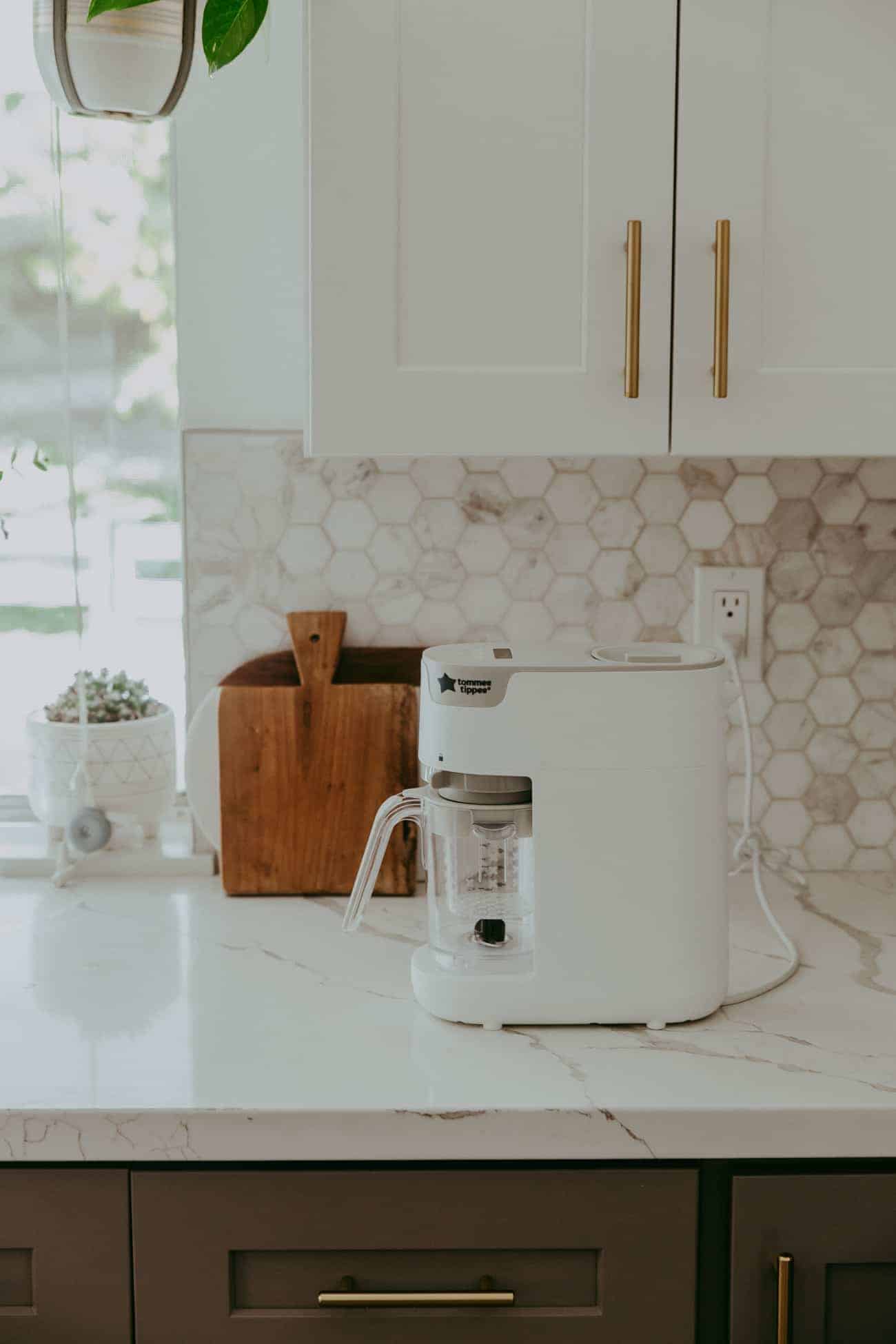 tommee tippee steamer and blender on a marble kitchen counter